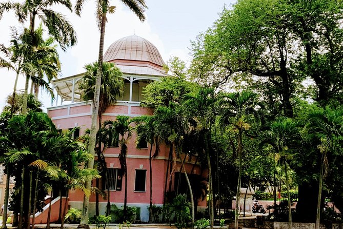 City Sight Seeing with Wine, Rum Cake and Conch Fritter Samples - Tasty Teas Bahamas, Atlantis Casino, and Bahama Barrels: Shopping-Sample Time