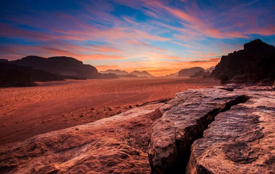 From Eilat: 2-Day Petra & Wadi Rum Tour with Camp Stay - Crossing Into Wadi Rum: When the Desert Changes the Mood