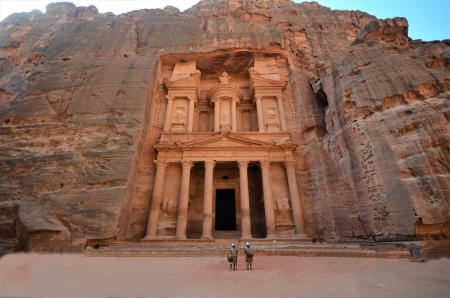 From Tel Aviv: Petra & Wadi Rum Glamping 2-Day Tour - Wadi Rum Jeep Safari: Seven Pillars, Geology, and a Sunset That Lands Hard