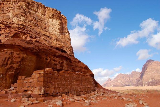Full-Day Jeep Safari "Wadi Rum Highlights!" w/ Bedouin Lunch - Bedouin lunch in a grotte: the break that makes the day feel whole