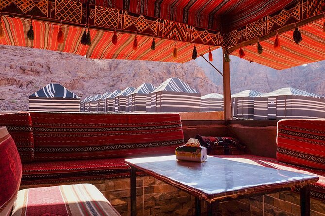 Half day Jeep Tour in Wadi Rum incl. water and Bedouin tea - Small Arch: the scramble stop that makes the tour feel alive