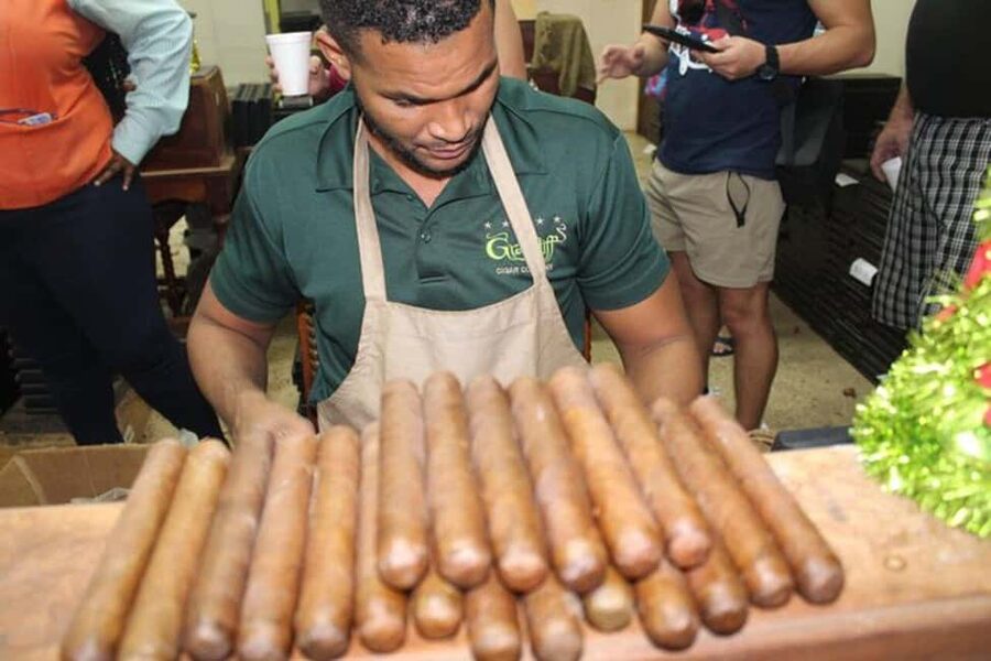 Nassau: Private Rum Reggae and Rhythms Tour - Graycliff Cigar Company: watching torcedores roll cigars by hand