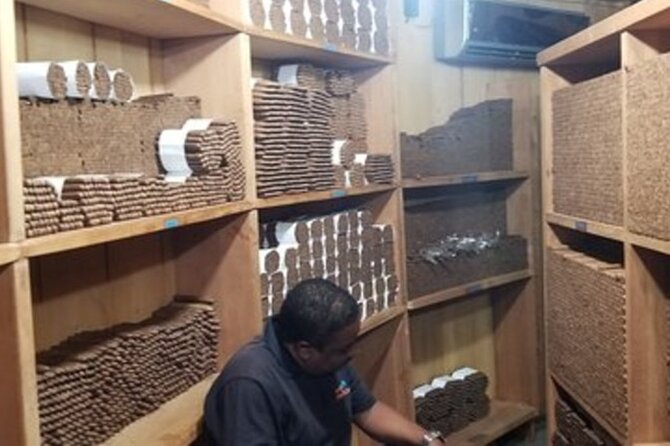 Shopping Tour In Don Lucas Cigar Factory, Rum tasting, Cocoa factory, Souvenirs - Rum gallery and the lounge: the tasting people actually remember