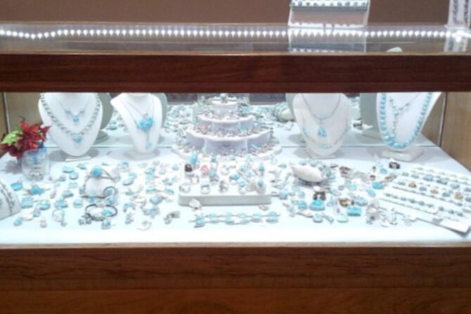 Shopping Tour In Don Lucas Cigar Factory, Rum tasting, Cocoa factory, Souvenirs - Jewelry and handmade crafts: Larimar, amber, and clay art