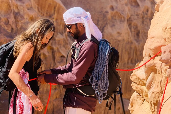 Wadi Rum Mountain Hike & Climb: Burdah, with a bridge at the top! + tour & Lunch - Burdah Mountain Hike & Climb: scrambling up to a natural bridge